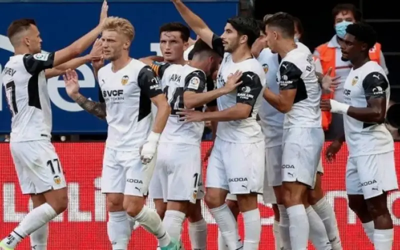فالنسيا يفسد احتفالات برشلونة فى ختام الدورى الإسباني